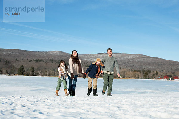 Familienwanderung im Schnee