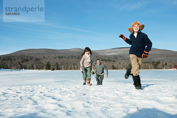 Familienwandern im Schnee