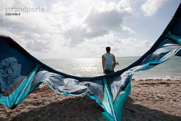 Kitesurfer am Strand