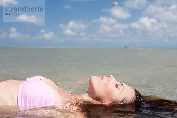 Junge Frau im Meer schwimmenden