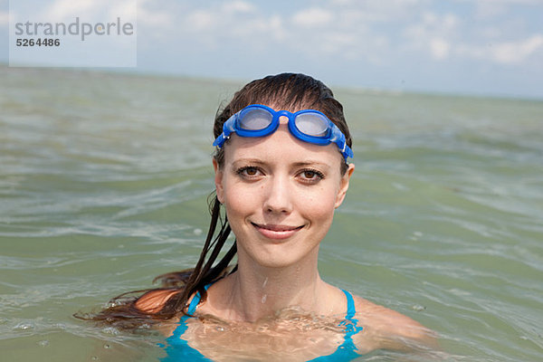 Young Woman wearing Schwimmen im Meer  Schutzbrillen Porträt