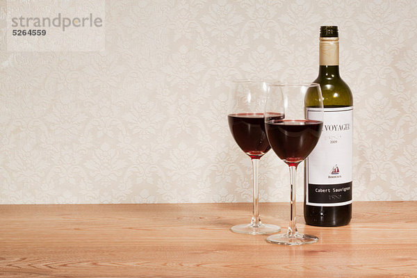 Flasche Rotwein und Weingläser