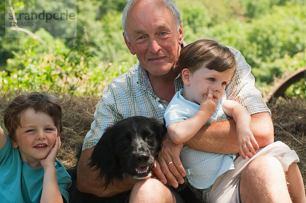 Großvater mit zwei Enkel und Hund  portrait