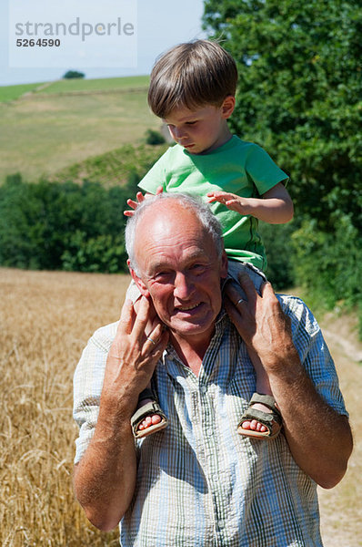 Großvater mit Enkel auf den Schultern  Portrait