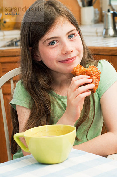Mädchen essen Croissant