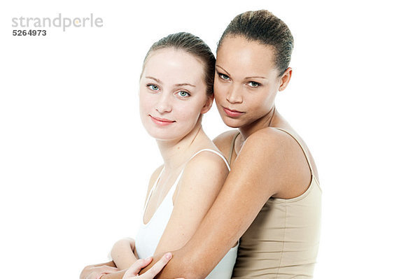 Zwei junge Frauen umarmen