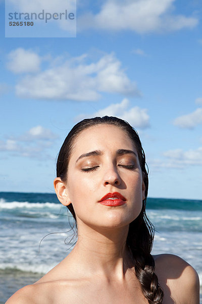 Woman on Beach mit geschlossenen Augen