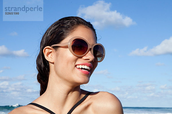 Frau am Strand mit Sonnenbrille
