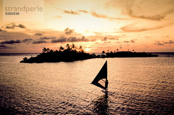 Sailboard bei Sonnenuntergang