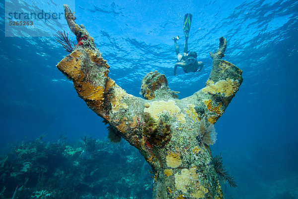 Schnorchler und Unterwasserstatue