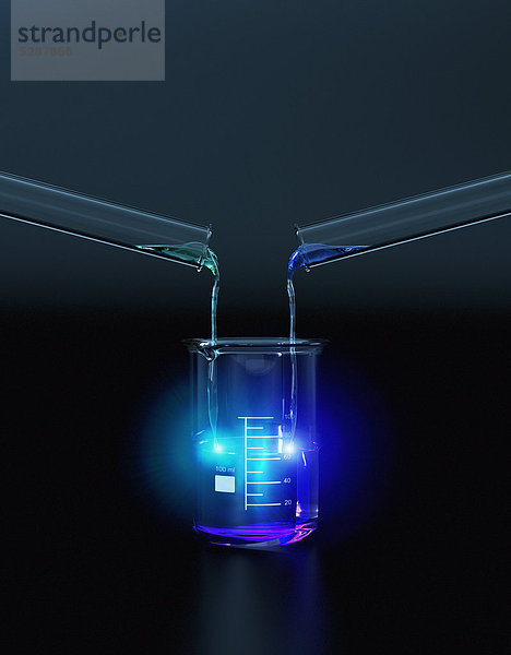 Reagenzgläser schütten leuchtende Flüssigkeit in ein Becherglas
