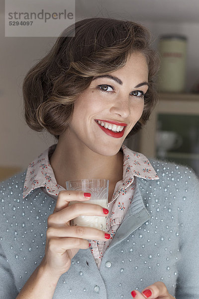 Frau trinkt ein Glas Milch