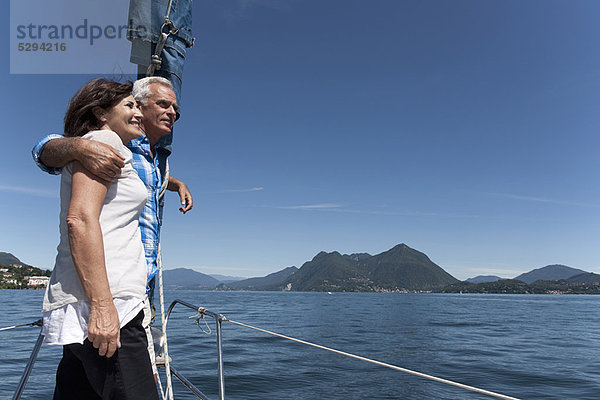 Älteres Paar steht zusammen auf dem Boot