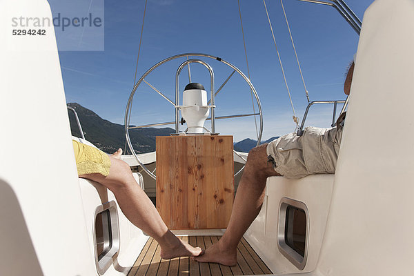 Älteres Paar entspannt auf dem Segelboot