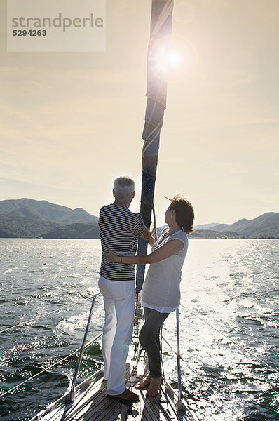 Ältere Paare segeln zusammen
