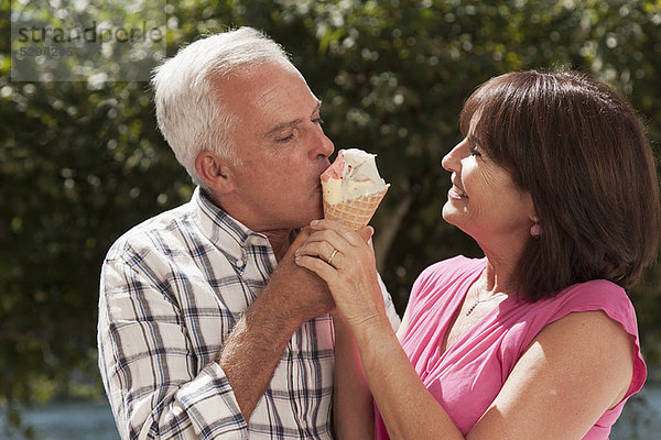 Ältere Paare teilen sich eine Eistüte