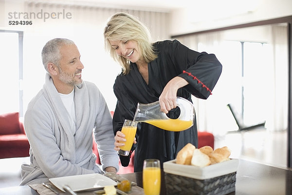 Frau  geben  Frühstück  Ehemann