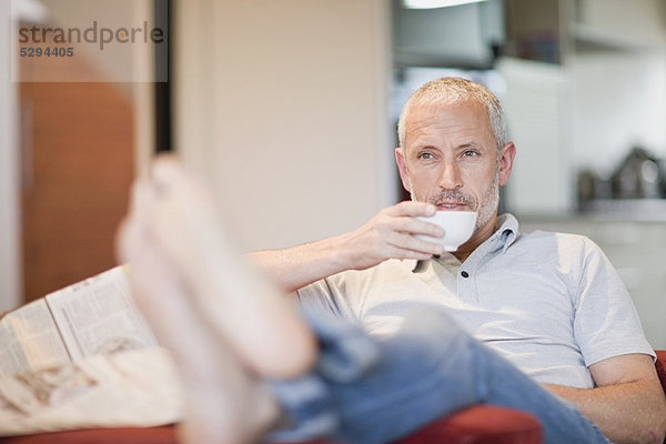 Mann  Sessel  trinken  Kaffee
