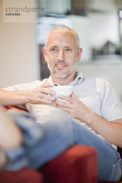 Mann  Sessel  trinken  Kaffee