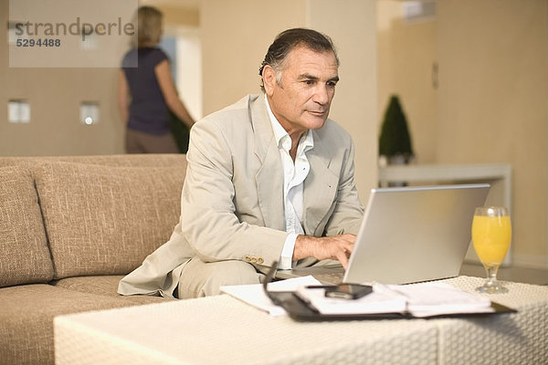 Geschäftsmann bei der Arbeit auf der Couch