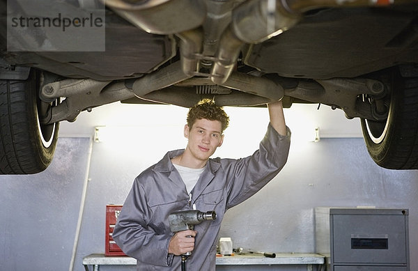 Mechanikerarbeiten am Auto in der Garage