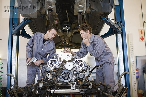 Mechaniker  die am Automotor arbeiten