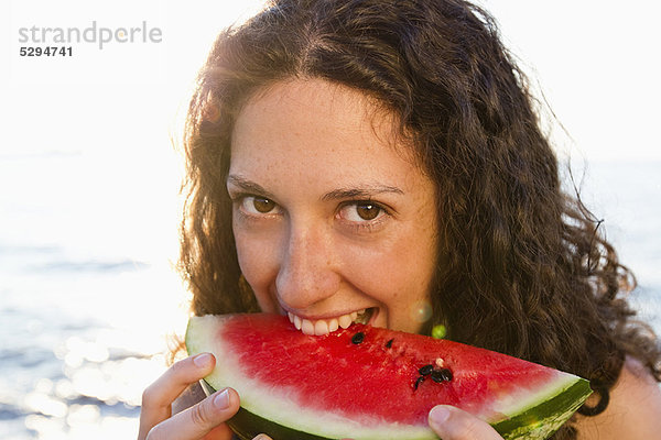 Lächelnde Frau isst Wassermelone