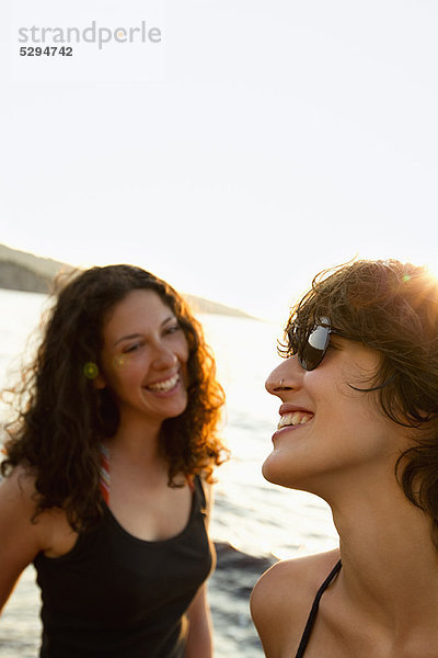 Frauen lächeln am Strand