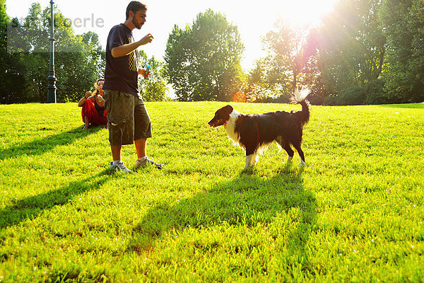 Mann  Hund  spielen