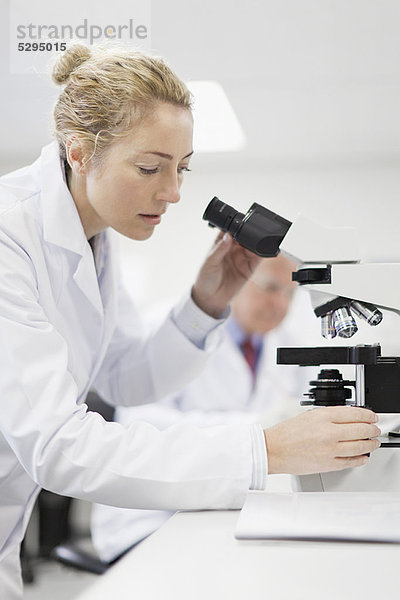 Laborant  Wissenschaftler  arbeiten  Pathologie