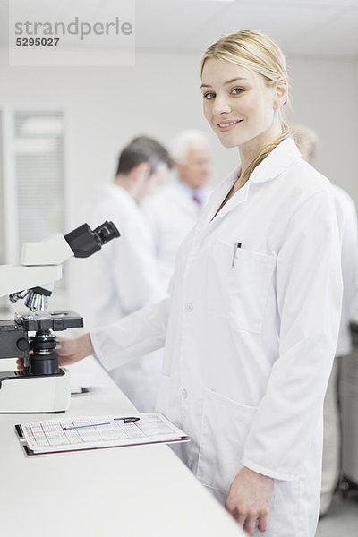 Laborant  Wissenschaftler  arbeiten  Pathologie