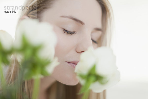 Nahaufnahme einer Frau  die Blumen riecht