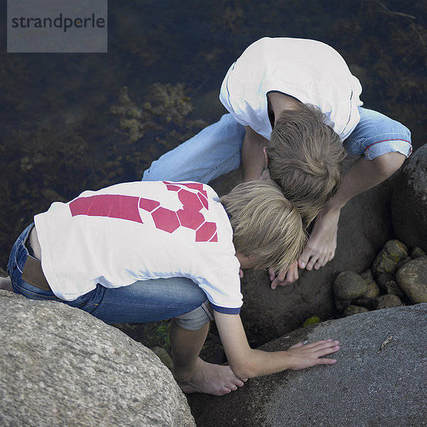 Junge - Person  Fluss  spielen