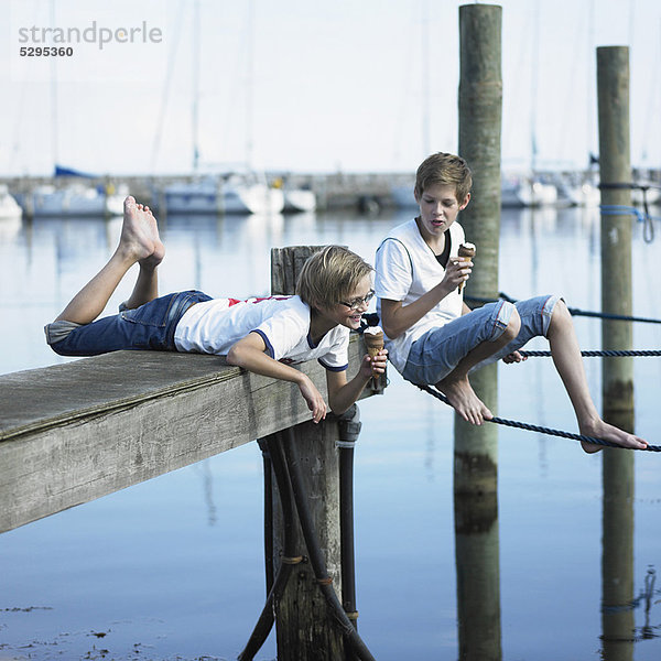 Jungs essen Eis am Pier