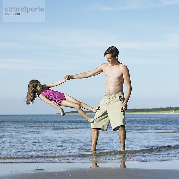 Strand  Bruder  Schwester  spielen