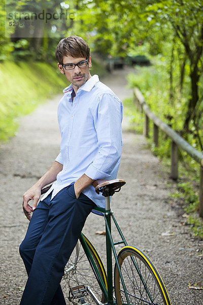 Mann auf dem Fahrrad auf dem Feldweg