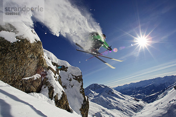 Skifahrer in der Luft auf schneebedecktem Berg