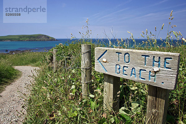Schild mit Wegbeschreibung'zum Strand'.