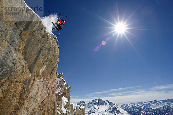 Berg  Skifahrer  Schnee  In der Luft schwebend