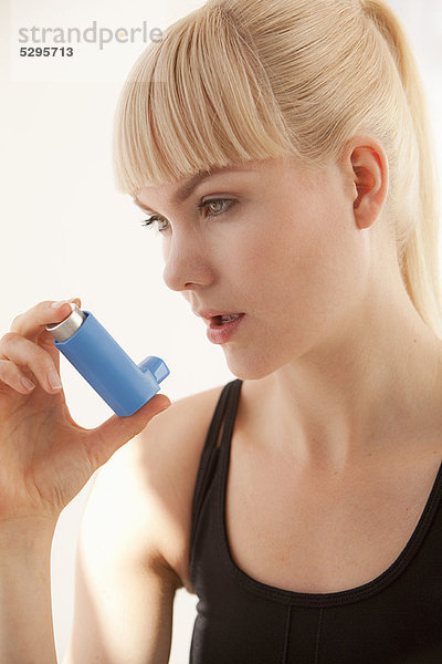 Frau mit Asthma-Inhalator