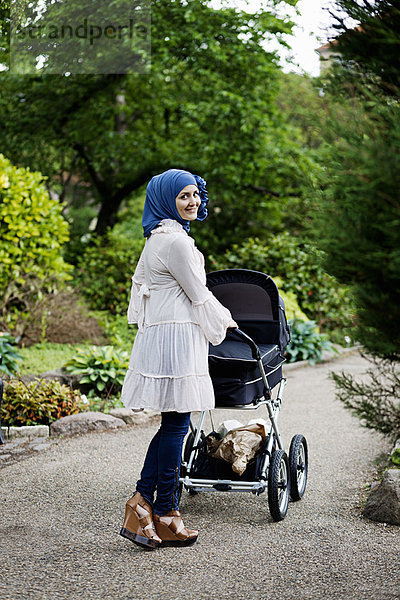 Frau  schieben  Kopftuch  Kinderwagen