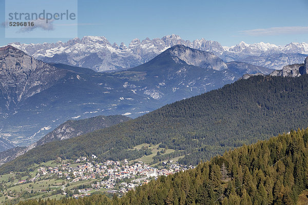 Blick auf Sette Comuni mit Brenta und Adamello  Folgaria  Trentino  Italien  Europa