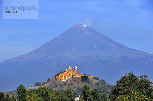 Aktiver Vulkan Popocatepetl vor der Kirche Iglesia Nuestra Senora de los Remedios  erbaut auf den Ruinen der prehispanischen Pyramide von Cholula  San Pedro Cholula  Puebla  Mexiko  Lateinamerika  Nordamerika