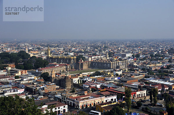 Blick auf das Kloster San Gabriel und das historische Stadtzentrum von San Pedro Cholula  Puebla  Mexiko  Lateinamerika  Nordamerika