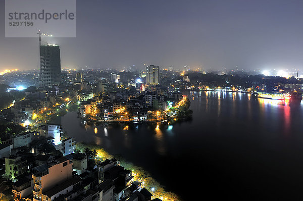 Hanoi Skyline bei Nacht  Blick ¸ber den Westlake  Vietnam  S¸dostasien