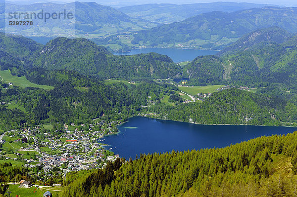 Blick vom Zwˆlferhorn auf St. Gilgen  Wolfgangsee und Mondsee  Salzkammergut  Salzburger Land  ÷sterreich  Europa