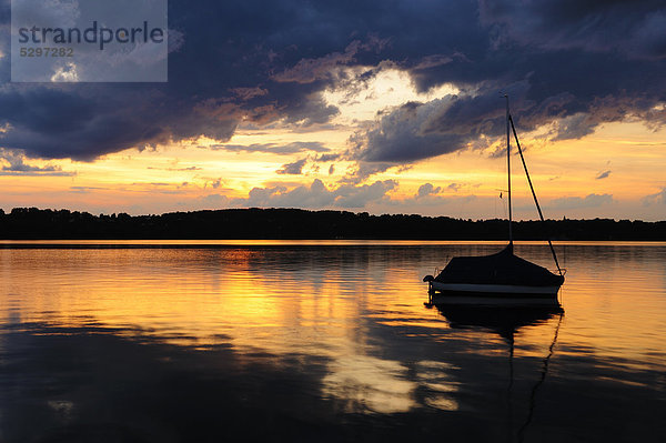 Sonnenuntergang mit Gewitterstimmung an der Seeburg am Starnberger See  Allmannshausen  Bayern  Deutschland  Europa