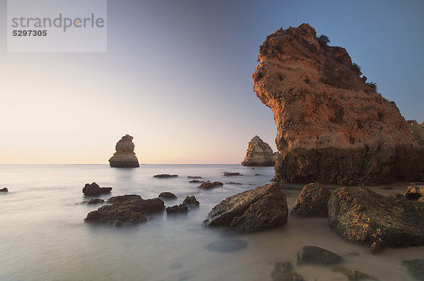 Strand mit Felsen bei Sonnenaufgang  Lagos  Portugal  Europa