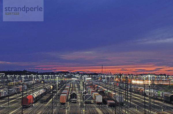 Nachtaufnahme  G¸terz¸ge auf dem Rangierbahnhof Maschen bei Hamburg  Deutschland  Europa  ÷ffentlicherGrund