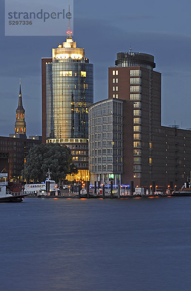 Nachtaufnahme  Hamburger Hafen  Kehrwiederspitze  Hafencity  Hamburg  Deutschland  Europa